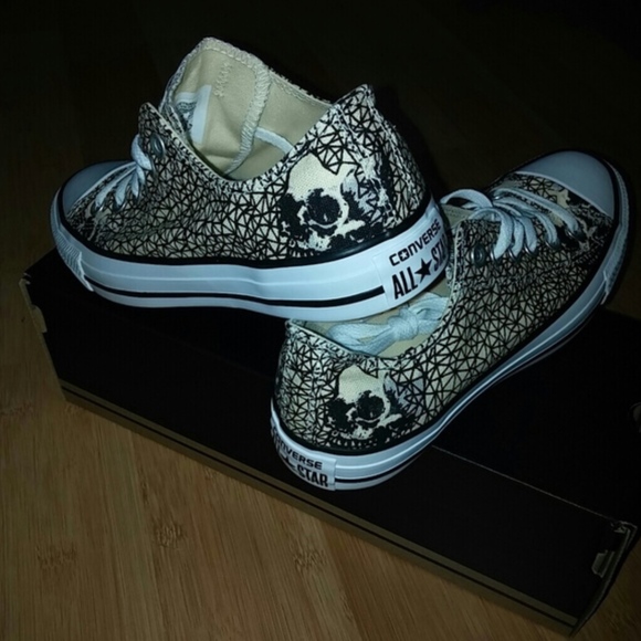 converse chuck taylor skull